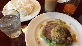 パブの雰囲気でゆったりランチを