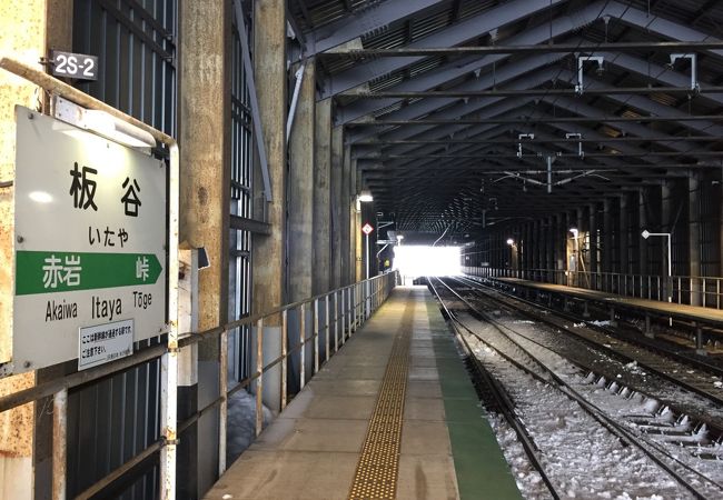 五色温泉への最寄り駅です。無人駅なので大雪の際は列車の運行状況に注意です！イタズラ防止のため、トイレが一定期間使用中止です。