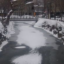 冬は川が一部凍結することもあります