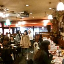 満席で待合室も人が一杯でした