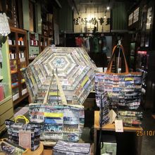 香港の街なみデザインの傘等土産品多数。