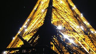 バレンタインデーのエッフェル塔！