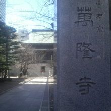 広めの境内には松の木が並んでます。