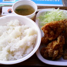 「あげばか定食」。ご飯・から揚げは食べ放題です。