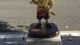 街中に立っています