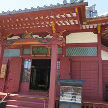 ひっそり建っている