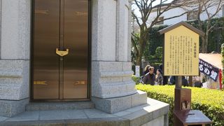 淡島堂の前にある