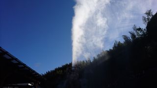 プシューと噴出 東洋一の間欠泉
