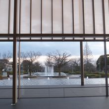 レストランとロビーの間の通路　大きな窓から見る眺め