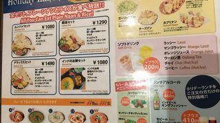 ナンとライスの両方がランチに付いてました。