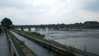 大堰川寄りと桂川寄りで全く異なる景色を楽しめます