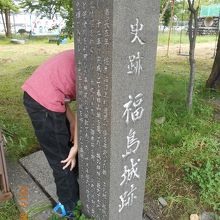 横に解説の書いてある石碑も有りました。