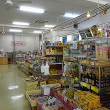 店内はガラガラ。