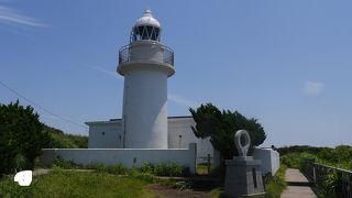 島の風景に溶け込む灯台