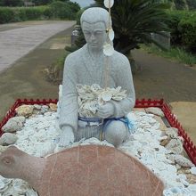 浦島像があります。