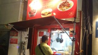 スタンドで食べるケバブ