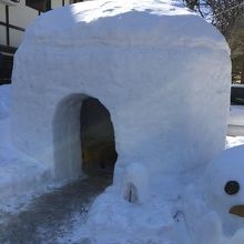 今年は雪が多いのか、入り口にかまくらが作られてました。