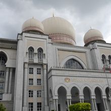 ドームの目立つ建物です