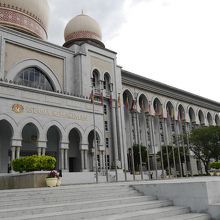 道路から一段上がった位置に建てられています