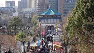 池の中にあります。