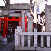 山谷地区の裏通りにある神社なので注意を