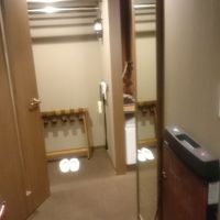 入って左が浴室、右がベッドルーム。でもムダな造り