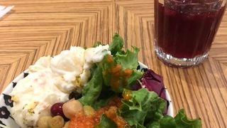 ランチはサラダビュッフェとドリンクバー