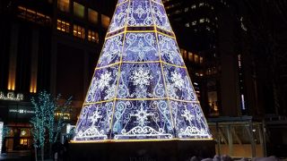 冬はイルミネーションが綺麗な駅前広場