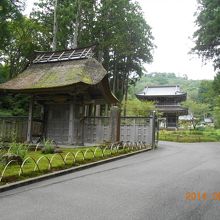 裏門の奥に山門が少し見えます。