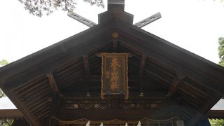 春日山城跡とセットで見学したい神社です。