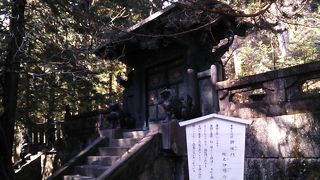 ブロンズ製の狛犬