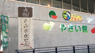 観光客で賑わっています