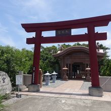 建物はまだ新しい。