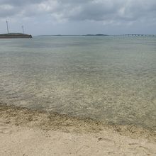 風車と池間大橋が見える。