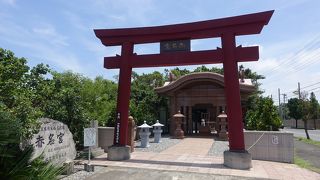 赤い鳥居が目立つ