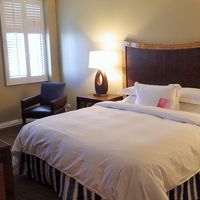 ベッドルームは狭くて暗くてスーツケースはリビングへ移動。