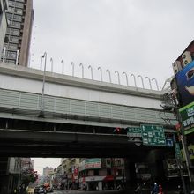 捷運環状線を高架で建設中