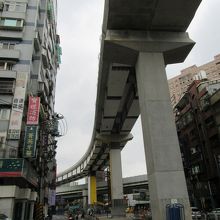 捷運環状線を高架で建設中