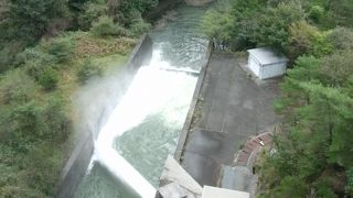 放水されている水のしぶきと落差で結構な迫力