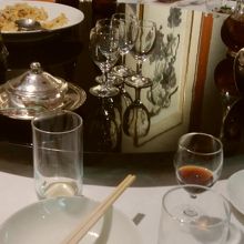 円卓のテーブル　バターケースみたいなのは紹興酒の砂糖入れ