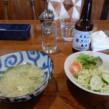 ビール・スープ・前菜のサラダ