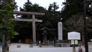 行って見たらすごくうっそうとした鎮守の森