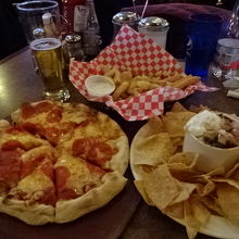 ビール$2、ピザ$7、ポテトとチップス$3／安く美味しい