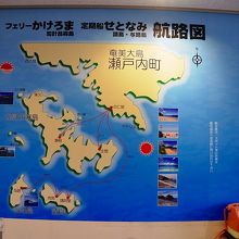 古仁屋港や加計呂麻島の位置が分かる地図が壁にあった