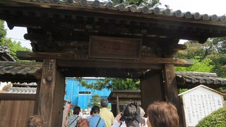 元今治城の城門を、山門にしている第５４番札所♪