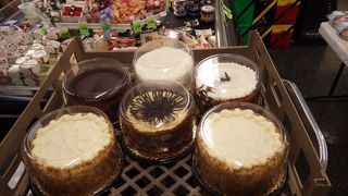 ワイキキ中心部に近いお土産から日用品まで帰る便利なスーパーです。