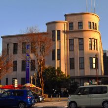 明治の風格を漂わせる外観