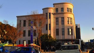 明治の風格と、スマホ活用の時代性と両面あり