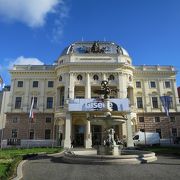 シティーツアーの出発点にある劇場