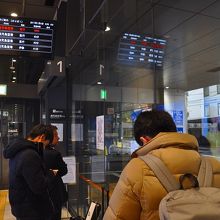 鹿児島中央駅側の乗り場。駅からやや離れたビルから出る